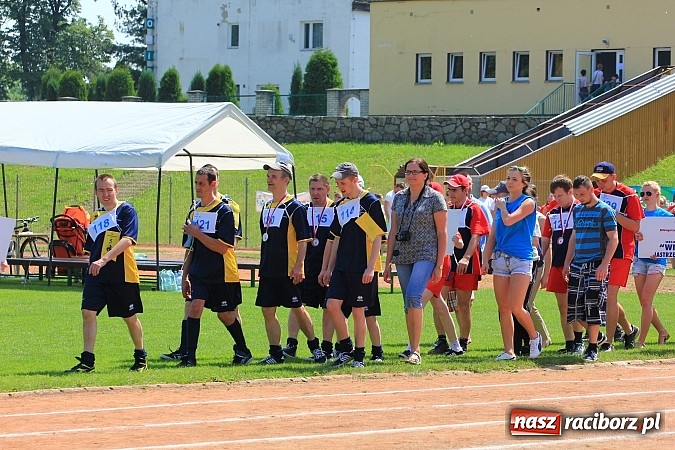 Zdjęcie w galerii na portalu naszraciborz.pl: Uroczysta defilada na rozpoczęcie Mityngu Lekkoatletycznego Olimpiad Specjalnych wiadomości z regionu