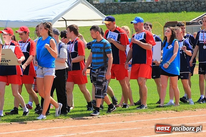 Zdjęcie w galerii na portalu naszraciborz.pl: Uroczysta defilada na rozpoczęcie Mityngu Lekkoatletycznego Olimpiad Specjalnych wiadomości z regionu