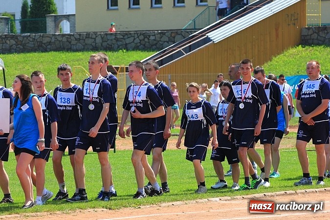 Zdjęcie w galerii na portalu naszraciborz.pl: Uroczysta defilada na rozpoczęcie Mityngu Lekkoatletycznego Olimpiad Specjalnych wiadomości z regionu