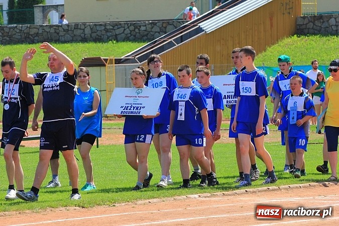 Zdjęcie w galerii na portalu naszraciborz.pl: Uroczysta defilada na rozpoczęcie Mityngu Lekkoatletycznego Olimpiad Specjalnych wiadomości z regionu