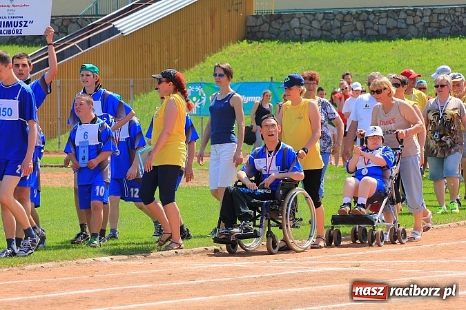 Zdjęcie w galerii na portalu naszraciborz.pl: Uroczysta defilada na rozpoczęcie Mityngu Lekkoatletycznego Olimpiad Specjalnych wiadomości z regionu