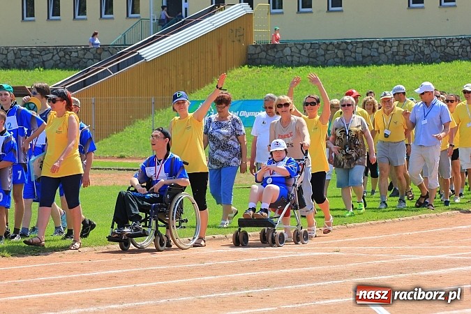 Zdjęcie w galerii na portalu naszraciborz.pl: Uroczysta defilada na rozpoczęcie Mityngu Lekkoatletycznego Olimpiad Specjalnych wiadomości z regionu
