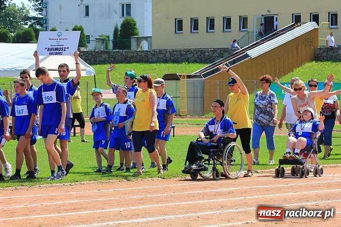 Zdjęcie w galerii na portalu naszraciborz.pl: Uroczysta defilada na rozpoczęcie Mityngu Lekkoatletycznego Olimpiad Specjalnych wiadomości z regionu