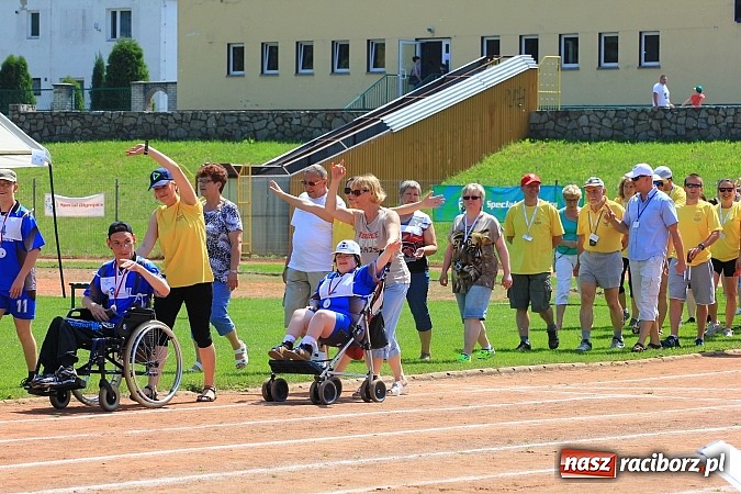 Zdjęcie w galerii na portalu naszraciborz.pl: Uroczysta defilada na rozpoczęcie Mityngu Lekkoatletycznego Olimpiad Specjalnych wiadomości z regionu