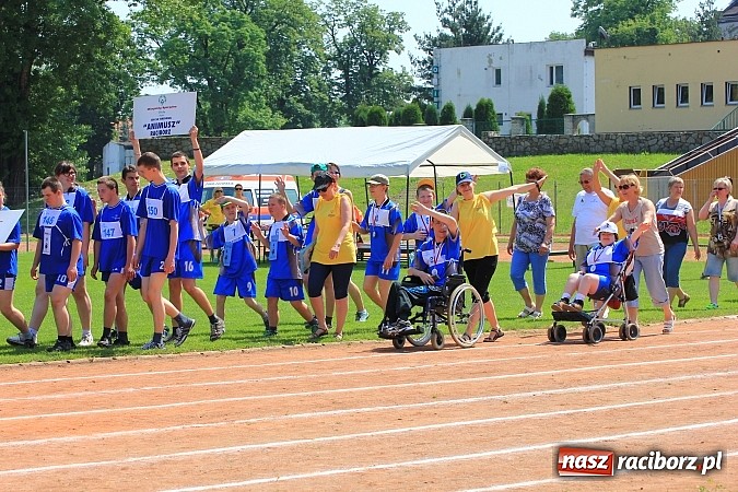 Zdjęcie w galerii na portalu naszraciborz.pl: Uroczysta defilada na rozpoczęcie Mityngu Lekkoatletycznego Olimpiad Specjalnych wiadomości z regionu