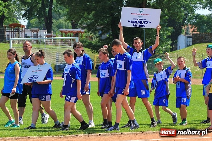 Zdjęcie w galerii na portalu naszraciborz.pl: Uroczysta defilada na rozpoczęcie Mityngu Lekkoatletycznego Olimpiad Specjalnych wiadomości z regionu