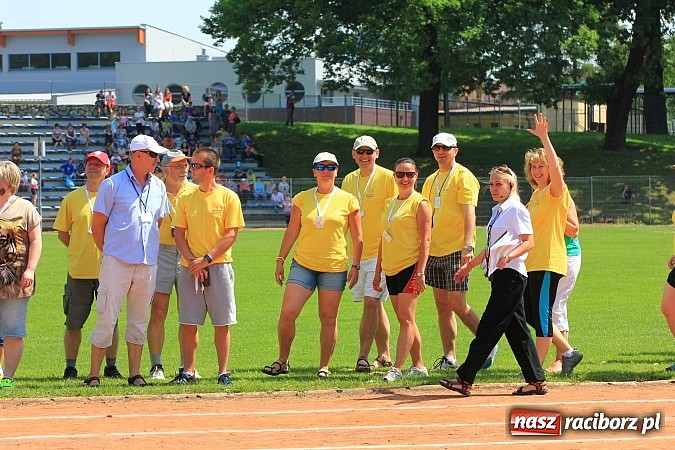 Zdjęcie w galerii na portalu naszraciborz.pl: Uroczysta defilada na rozpoczęcie Mityngu Lekkoatletycznego Olimpiad Specjalnych wiadomości z regionu