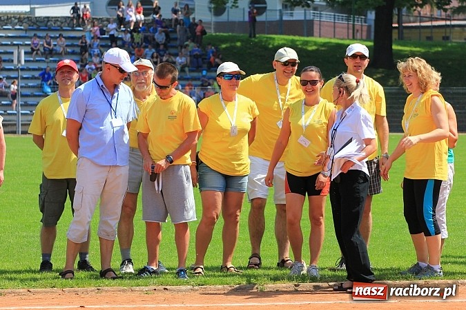 Zdjęcie w galerii na portalu naszraciborz.pl: Uroczysta defilada na rozpoczęcie Mityngu Lekkoatletycznego Olimpiad Specjalnych wiadomości z regionu