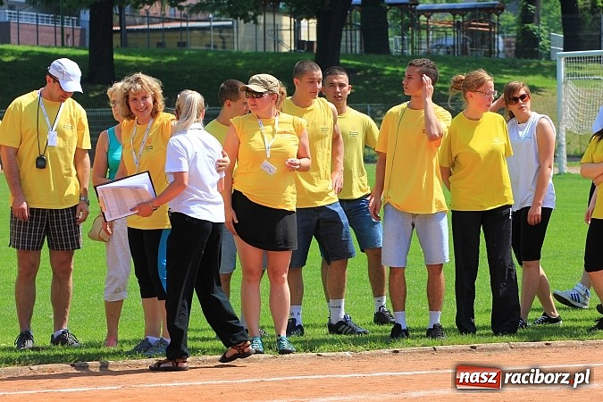 Zdjęcie w galerii na portalu naszraciborz.pl: Uroczysta defilada na rozpoczęcie Mityngu Lekkoatletycznego Olimpiad Specjalnych wiadomości z regionu