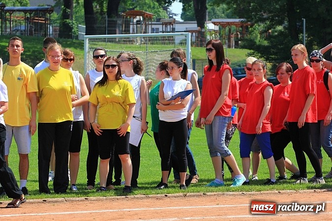 Zdjęcie w galerii na portalu naszraciborz.pl: Uroczysta defilada na rozpoczęcie Mityngu Lekkoatletycznego Olimpiad Specjalnych wiadomości z regionu