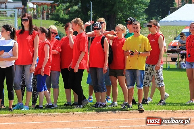 Zdjęcie w galerii na portalu naszraciborz.pl: Uroczysta defilada na rozpoczęcie Mityngu Lekkoatletycznego Olimpiad Specjalnych wiadomości z regionu