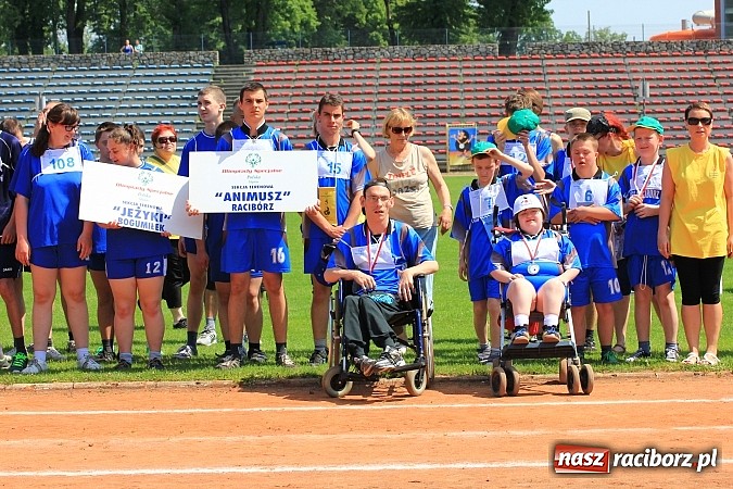 Zdjęcie w galerii na portalu naszraciborz.pl: Uroczysta defilada na rozpoczęcie Mityngu Lekkoatletycznego Olimpiad Specjalnych wiadomości z regionu