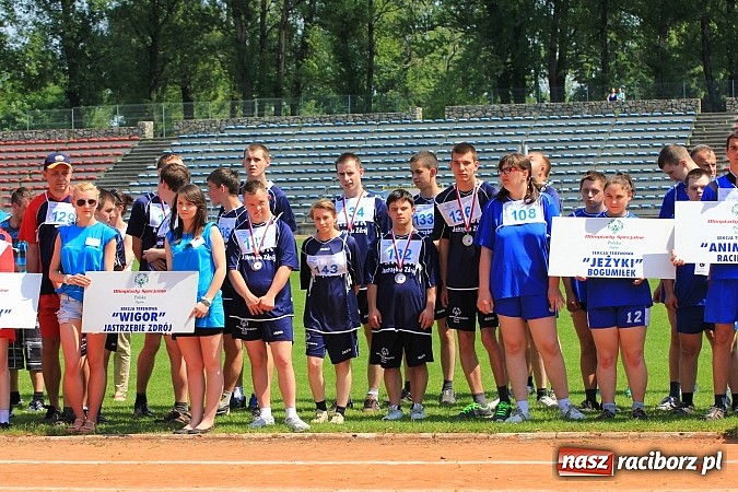 Zdjęcie w galerii na portalu naszraciborz.pl: Uroczysta defilada na rozpoczęcie Mityngu Lekkoatletycznego Olimpiad Specjalnych wiadomości z regionu