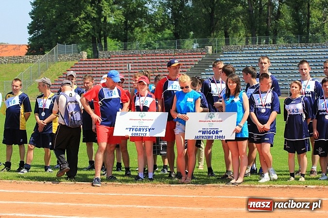 Zdjęcie w galerii na portalu naszraciborz.pl: Uroczysta defilada na rozpoczęcie Mityngu Lekkoatletycznego Olimpiad Specjalnych wiadomości z regionu