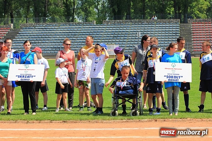 Zdjęcie w galerii na portalu naszraciborz.pl: Uroczysta defilada na rozpoczęcie Mityngu Lekkoatletycznego Olimpiad Specjalnych wiadomości z regionu