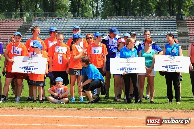 Zdjęcie w galerii na portalu naszraciborz.pl: Uroczysta defilada na rozpoczęcie Mityngu Lekkoatletycznego Olimpiad Specjalnych wiadomości z regionu