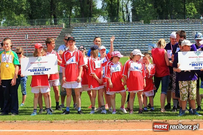 Zdjęcie w galerii na portalu naszraciborz.pl: Uroczysta defilada na rozpoczęcie Mityngu Lekkoatletycznego Olimpiad Specjalnych wiadomości z regionu