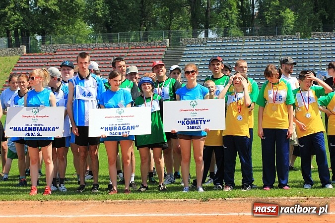 Zdjęcie w galerii na portalu naszraciborz.pl: Uroczysta defilada na rozpoczęcie Mityngu Lekkoatletycznego Olimpiad Specjalnych wiadomości z regionu