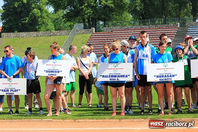 Zdjęcie w galerii na portalu naszraciborz.pl: Uroczysta defilada na rozpoczęcie Mityngu Lekkoatletycznego Olimpiad Specjalnych wiadomości z regionu