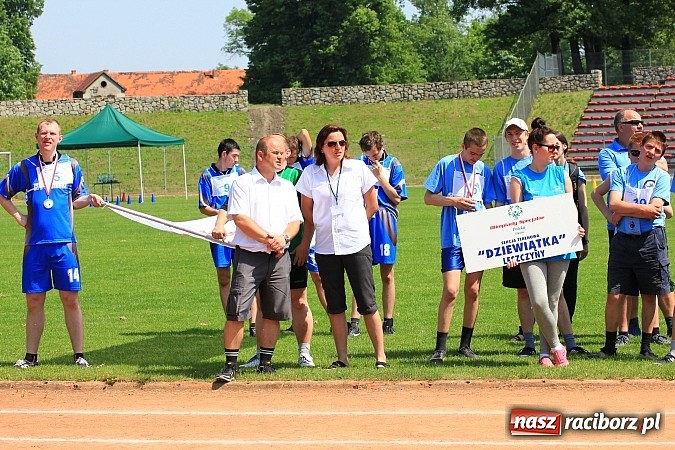 Zdjęcie w galerii na portalu naszraciborz.pl: Uroczysta defilada na rozpoczęcie Mityngu Lekkoatletycznego Olimpiad Specjalnych wiadomości z regionu