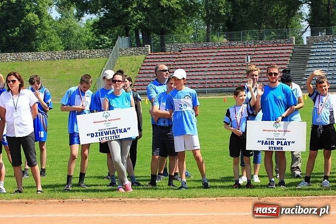 Zdjęcie w galerii na portalu naszraciborz.pl: Uroczysta defilada na rozpoczęcie Mityngu Lekkoatletycznego Olimpiad Specjalnych wiadomości z regionu