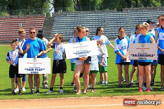 Zdjęcie w galerii na portalu naszraciborz.pl: Uroczysta defilada na rozpoczęcie Mityngu Lekkoatletycznego Olimpiad Specjalnych wiadomości z regionu