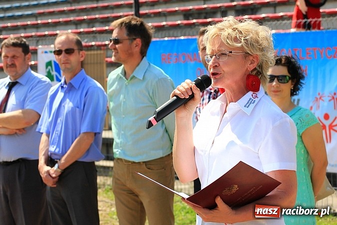 Zdjęcie w galerii na portalu naszraciborz.pl: Uroczysta defilada na rozpoczęcie Mityngu Lekkoatletycznego Olimpiad Specjalnych wiadomości z regionu