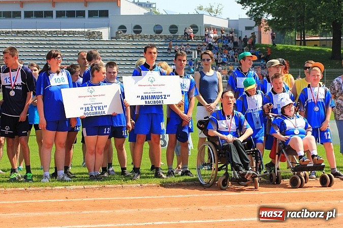 Zdjęcie w galerii na portalu naszraciborz.pl: Uroczysta defilada na rozpoczęcie Mityngu Lekkoatletycznego Olimpiad Specjalnych wiadomości z regionu