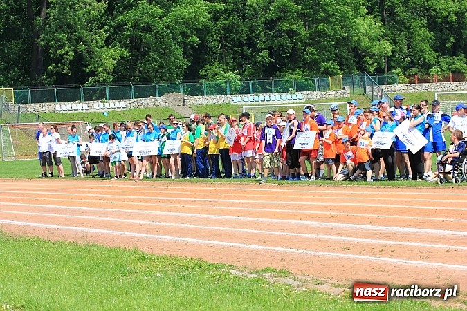 Zdjęcie w galerii na portalu naszraciborz.pl: Uroczysta defilada na rozpoczęcie Mityngu Lekkoatletycznego Olimpiad Specjalnych wiadomości z regionu