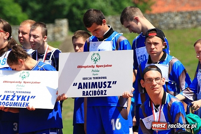 Zdjęcie w galerii na portalu naszraciborz.pl: Uroczysta defilada na rozpoczęcie Mityngu Lekkoatletycznego Olimpiad Specjalnych wiadomości z regionu