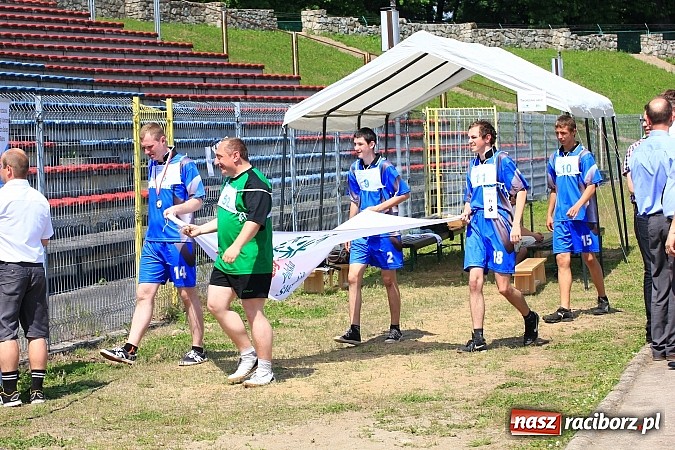 Zdjęcie w galerii na portalu naszraciborz.pl: Uroczysta defilada na rozpoczęcie Mityngu Lekkoatletycznego Olimpiad Specjalnych wiadomości z regionu