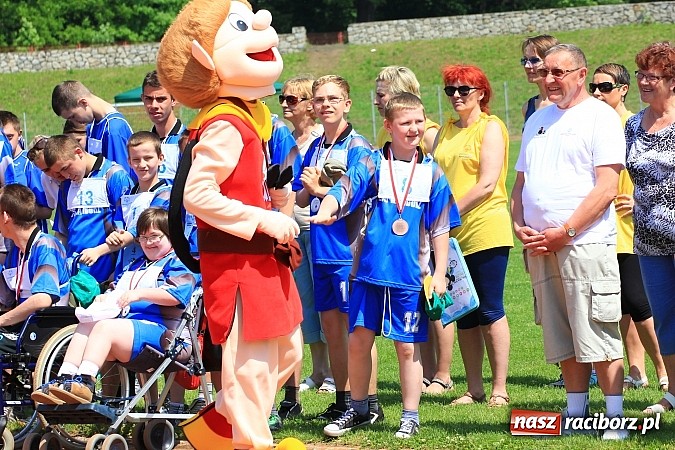 Zdjęcie w galerii na portalu naszraciborz.pl: Uroczysta defilada na rozpoczęcie Mityngu Lekkoatletycznego Olimpiad Specjalnych wiadomości z regionu