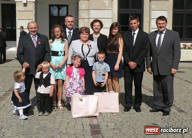 Zdjęcie w galerii na portalu naszraciborz.pl: Rodzina Kiesi&oacute;w nagrodzona przez prezydenta Złotym Krzyżem Zasługi wiadomości z regionu