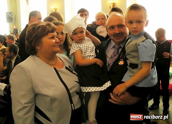 Zdjęcie w galerii na portalu naszraciborz.pl: Rodzina Kiesi&oacute;w nagrodzona przez prezydenta Złotym Krzyżem Zasługi wiadomości z regionu