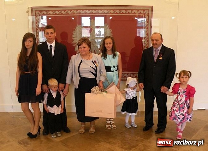 Zdjęcie w galerii na portalu naszraciborz.pl: Rodzina Kiesi&oacute;w nagrodzona przez prezydenta Złotym Krzyżem Zasługi wiadomości z regionu