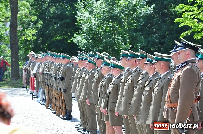 Zdjęcie w galerii na portalu naszraciborz.pl: Śląsko-Małopolski Oddział Straży Granicznej w Raciborzu ma patrona i sztandar wiadomości z regionu
