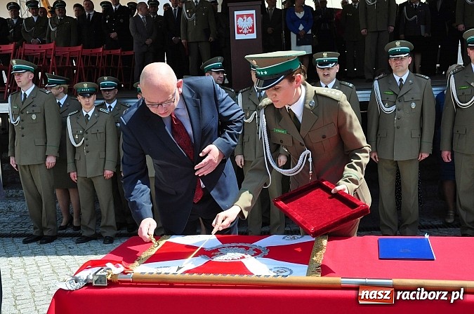 Zdjęcie w galerii na portalu naszraciborz.pl: Śląsko-Małopolski Oddział Straży Granicznej w Raciborzu ma patrona i sztandar wiadomości z regionu