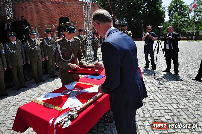 Zdjęcie w galerii na portalu naszraciborz.pl: Śląsko-Małopolski Oddział Straży Granicznej w Raciborzu ma patrona i sztandar wiadomości z regionu
