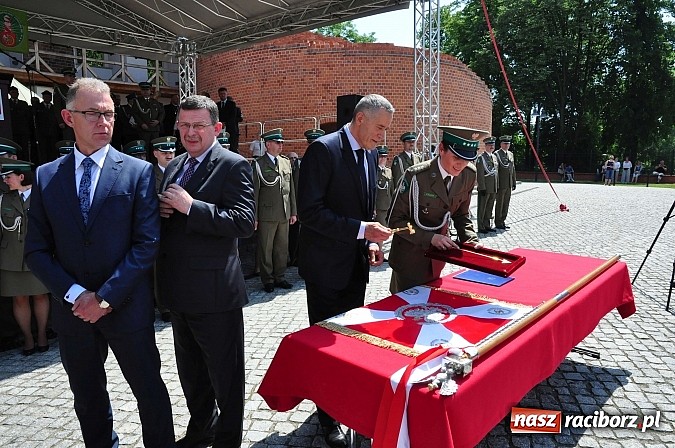 Zdjęcie w galerii na portalu naszraciborz.pl: Śląsko-Małopolski Oddział Straży Granicznej w Raciborzu ma patrona i sztandar wiadomości z regionu