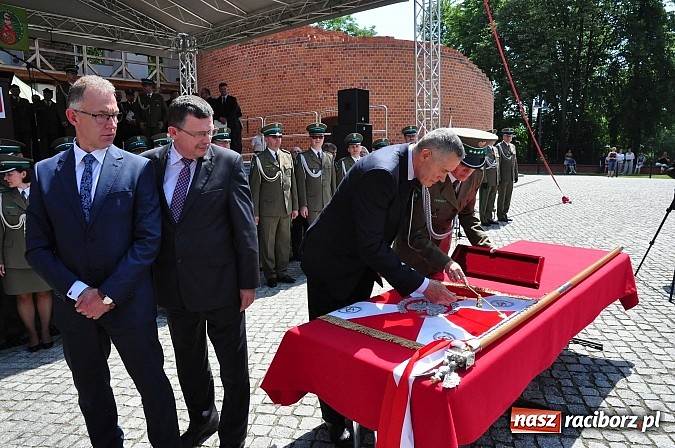 Zdjęcie w galerii na portalu naszraciborz.pl: Śląsko-Małopolski Oddział Straży Granicznej w Raciborzu ma patrona i sztandar wiadomości z regionu