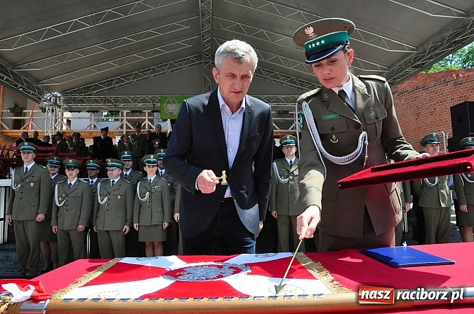 Zdjęcie w galerii na portalu naszraciborz.pl: Śląsko-Małopolski Oddział Straży Granicznej w Raciborzu ma patrona i sztandar wiadomości z regionu