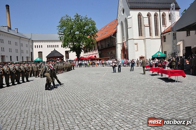 Zdjęcie w galerii na portalu naszraciborz.pl: Śląsko-Małopolski Oddział Straży Granicznej w Raciborzu ma patrona i sztandar wiadomości z regionu