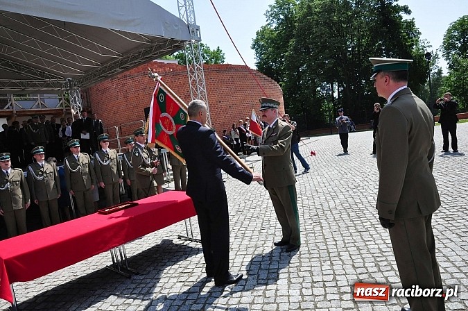 Zdjęcie w galerii na portalu naszraciborz.pl: Śląsko-Małopolski Oddział Straży Granicznej w Raciborzu ma patrona i sztandar wiadomości z regionu