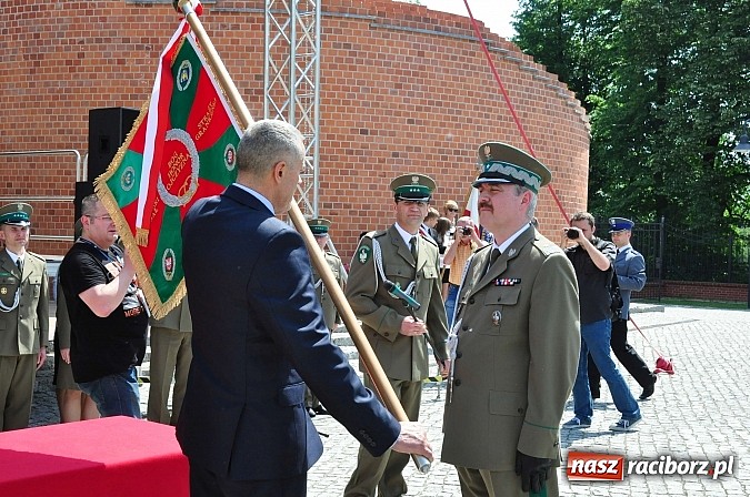 Zdjęcie w galerii na portalu naszraciborz.pl: Śląsko-Małopolski Oddział Straży Granicznej w Raciborzu ma patrona i sztandar wiadomości z regionu