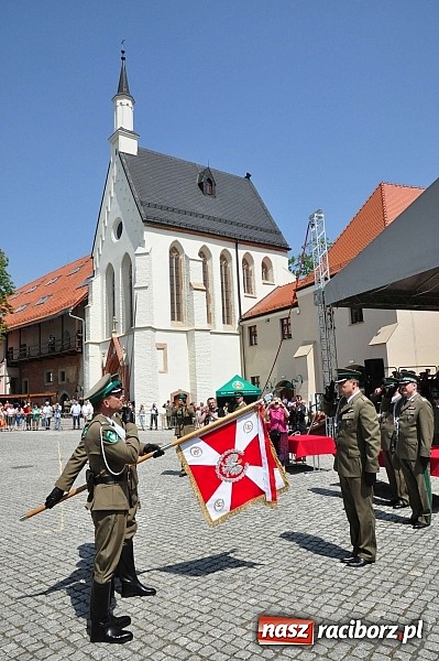 Zdjęcie w galerii na portalu naszraciborz.pl: Śląsko-Małopolski Oddział Straży Granicznej w Raciborzu ma patrona i sztandar wiadomości z regionu