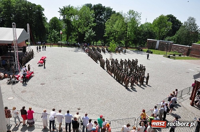 Zdjęcie w galerii na portalu naszraciborz.pl: Śląsko-Małopolski Oddział Straży Granicznej w Raciborzu ma patrona i sztandar wiadomości z regionu