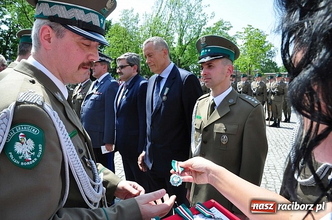Zdjęcie w galerii na portalu naszraciborz.pl: Śląsko-Małopolski Oddział Straży Granicznej w Raciborzu ma patrona i sztandar wiadomości z regionu