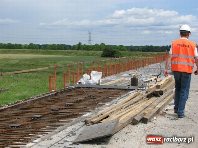 Zdjęcie w galerii na portalu naszraciborz.pl: Raport z mostu Ulga wiadomości z regionu