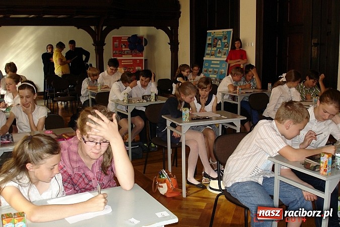 Zdjęcie w galerii na portalu naszraciborz.pl: IV Międzyszkolny Konkurs Wiedzy o Janie Pawle II w G 5  wiadomości z regionu