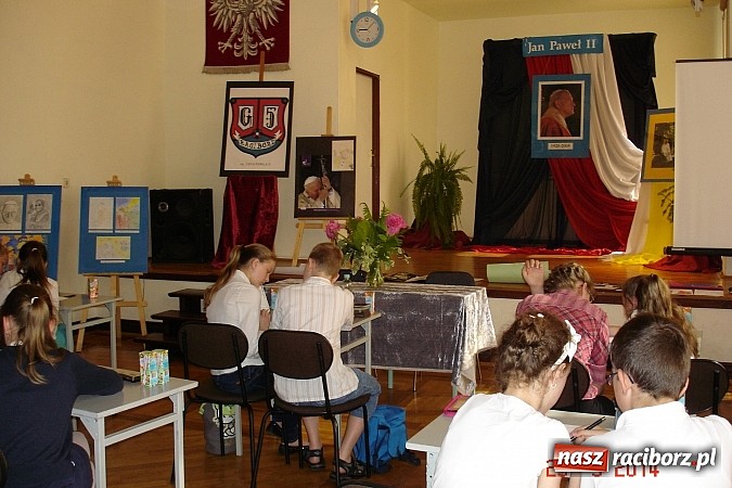 Zdjęcie w galerii na portalu naszraciborz.pl: IV Międzyszkolny Konkurs Wiedzy o Janie Pawle II w G 5  wiadomości z regionu